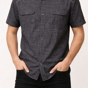 Guess Men's Short Sleeve Button-Down Shirt in Gray